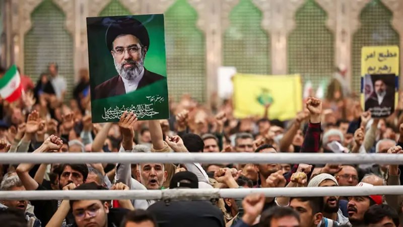 خامنئي يتوعد بملاحقة أميركا أمام القضاء الدولي.. ويفاوضها