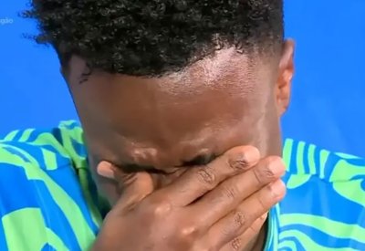 فينيسيوس ينهار باكياً ويطلق تحذيراً في كأس العالم