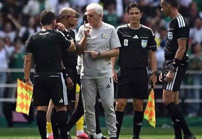 بروس مدرب جنوب أفريقيا يرفض حسم مصيره بعد الإقصاء من كأس العالم
