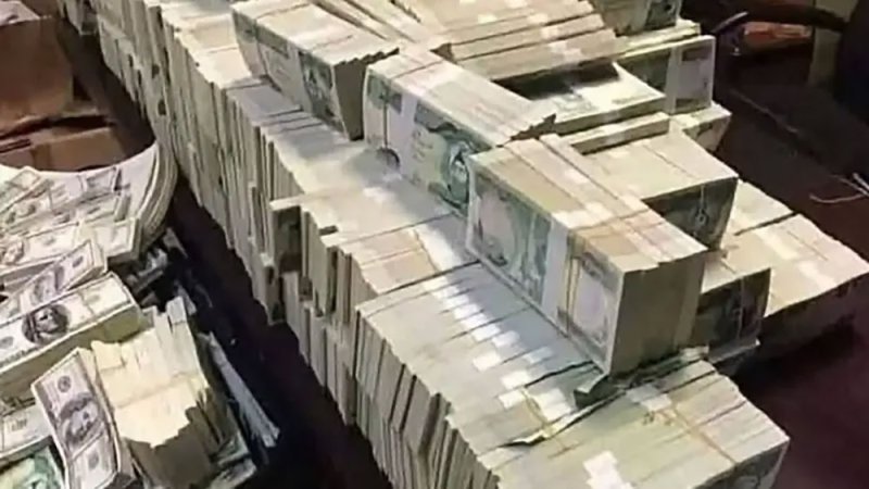 "جبال دولارات".. فيديو من منزل نائبة يفجر غضب العراقيين