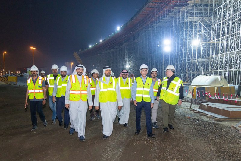 وزير الأشغال: البدء بأعمال صب أسطح الجسر بمشروع تطوير الطرق المؤدية إلى مطار البحرين الدولي – المرحلة الثالثة (أ)