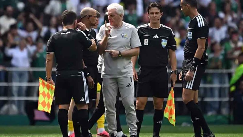 بروس مدرب جنوب أفريقيا يرفض حسم مصيره بعد الإقصاء من كأس العالم