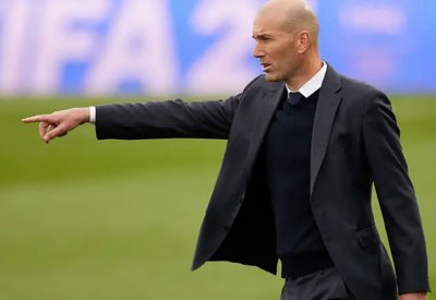 "بمرتب 12 ألف يورو فقط".. نواب فرنسيون يهددون مستقبل زيدان مع "الديوك"