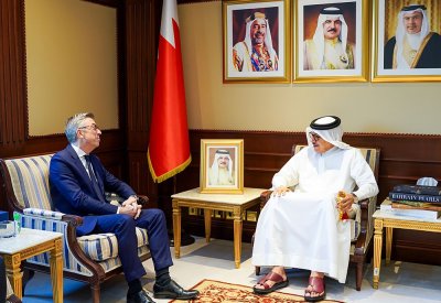 وزير الخارجية يستقبل سفير الجمهورية الفرنسية لدى مملكة البحرين
