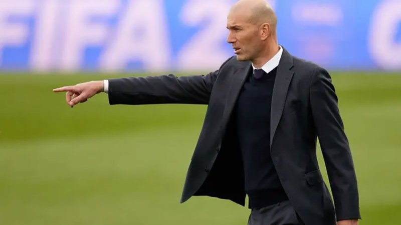 "بمرتب 12 ألف يورو فقط".. نواب فرنسيون يهددون مستقبل زيدان مع "الديوك"