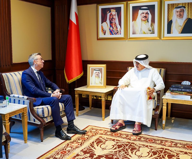 وزير الخارجية يستقبل سفير الجمهورية الفرنسية لدى مملكة البحرين