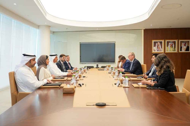 وزير المواصلات والاتصالات يبحث تعزيز التعاون مع كبار المسؤولين البريطانيين في مجالات النقل والاتصالات والاستثمار