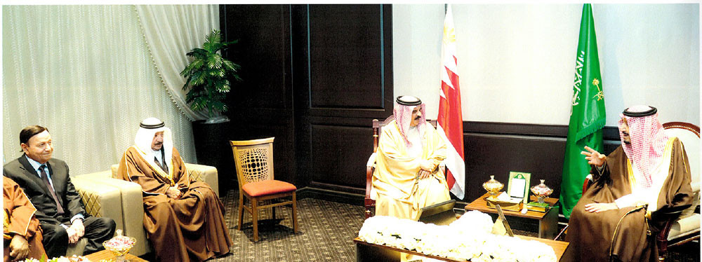 ملك البلاد المعظم صاحب الجلالة الملك حمد بن عيسى آل خليفة يلتقي خادم الحرمين الشريفين الملك سلمان بن عبدالعزيز آل سعود على هامش القمة العربية الأوروبية الأولى بشرم الشيخ في فبراير 2019