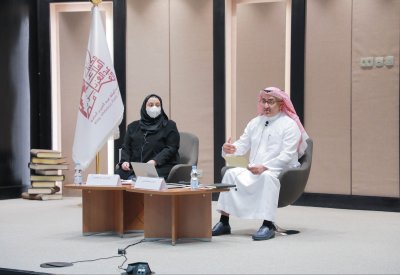 بندر الحربي يتحدث عن تحويل الأحداث إلى قصة وطنية في محاضرة بمكتبة الملك عبدالعزيز