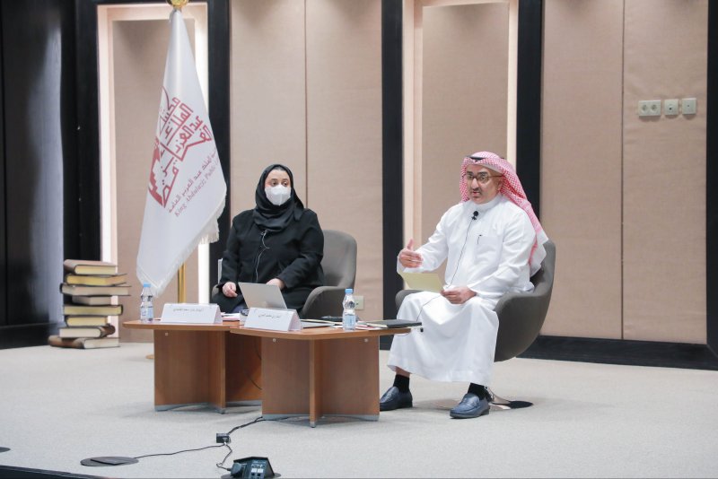 بندر الحربي يتحدث عن تحويل الأحداث إلى قصة وطنية في محاضرة بمكتبة الملك عبدالعزيز