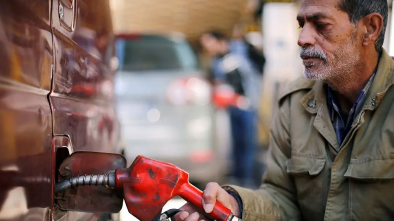زحام في محطات الوقود بسوريا بعد تخفيض الأسعار.. والحكومة تعلن عن الحل