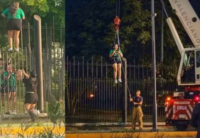 إنزال مشجعة مكسيكية برافعة بعدما علقت فوق سياج منطقة الجماهير