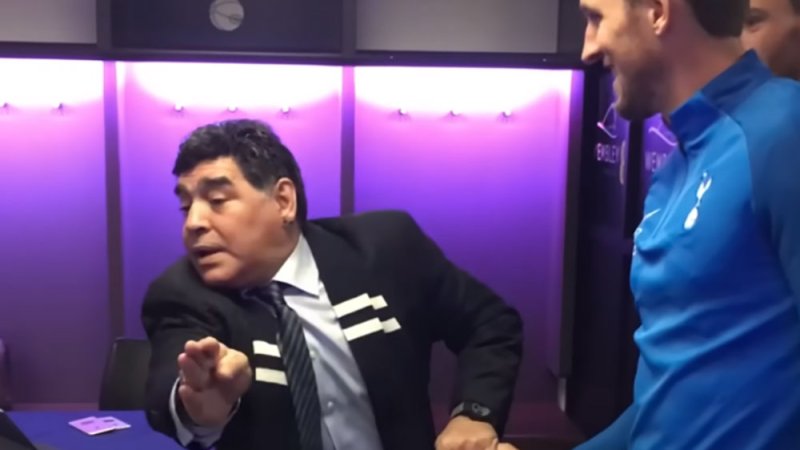 بالفيديو: كين يسمع نصيحة مارادونا بعد 6 أعوام من وفاته