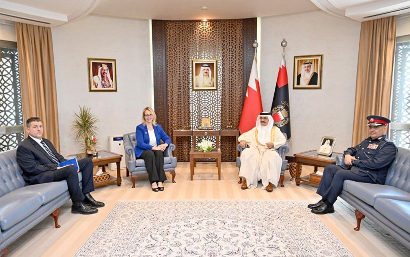 معالي وزير الداخلية يؤكد خلال استقباله السفيرة الأمريكية على استمرار تعزيز أطر التعاون والعمل المشترك بين البلدين