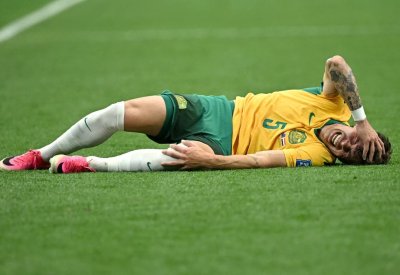 لاعب أستراليا توعد بـ"أكل" صلاح.. فأنهى رامي ربيعة مشاركته باكياً وعلى عكازات