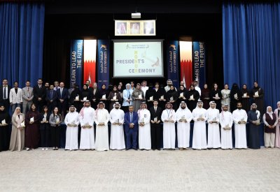 منصة الشرف تتلألأ في الجامعة الخليجية: قوائم الرئيس والعمداء تتوّج نُخب التميز الأكاديمي