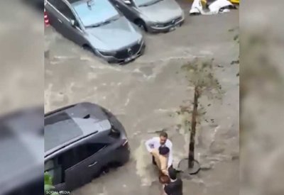 أمطار غزيرة تغرق شوارع إسطنبول