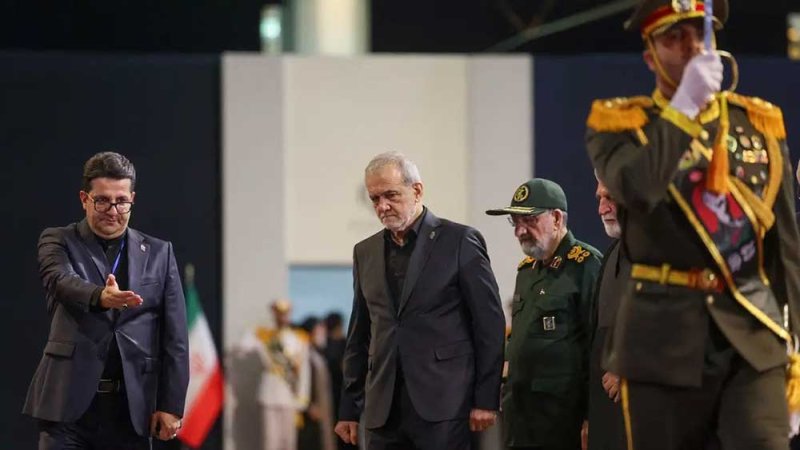 كواليس تتكشف.. استقالة بزشكيان أقنعت خامنئي بالتفاوض