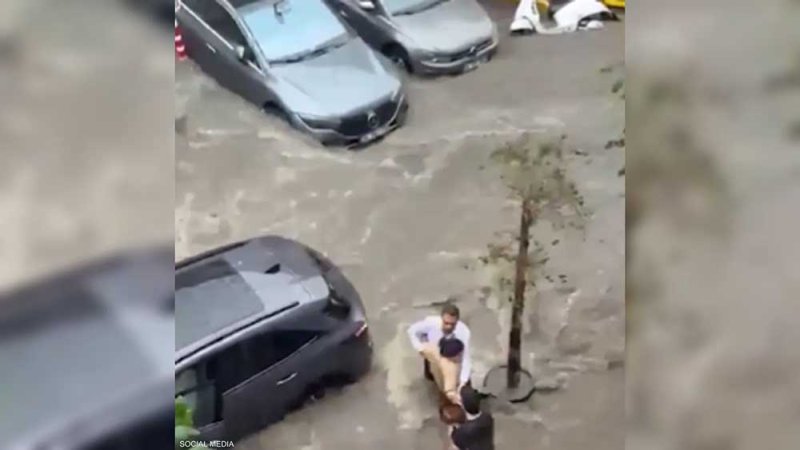 أمطار غزيرة تغرق شوارع إسطنبول