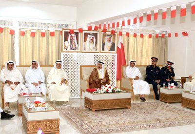 محافظ المحرق يشيد بالمنجزات الوطنية ويؤكد على أهمية الاحتفاء بالرواد الأوائل