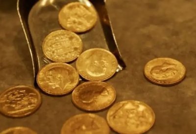 تركيا.. خرج لجمع القمامة فعاد بحقيبة مليئة بالذهب والمال
