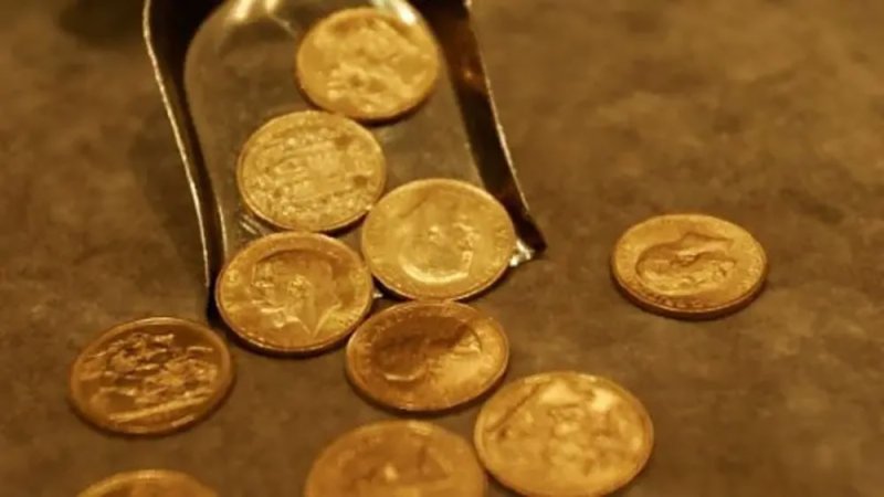 تركيا.. خرج لجمع القمامة فعاد بحقيبة مليئة بالذهب والمال