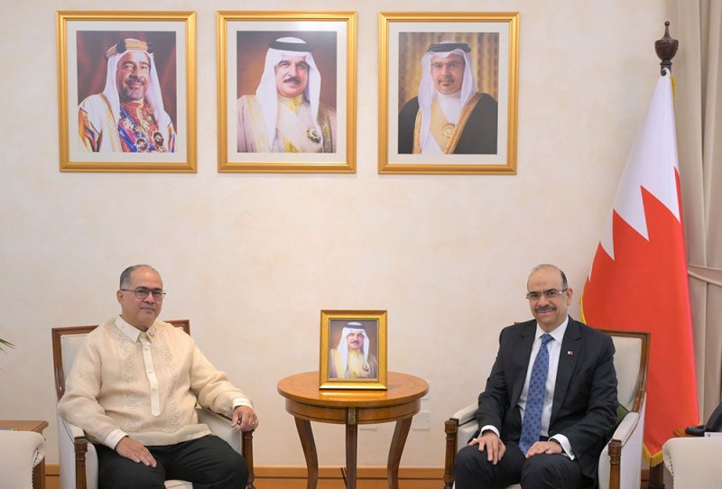 وزير العمل ووزير الشؤون القانونية يستقبل سفير جمهورية الفلبين لدى مملكة البحرين