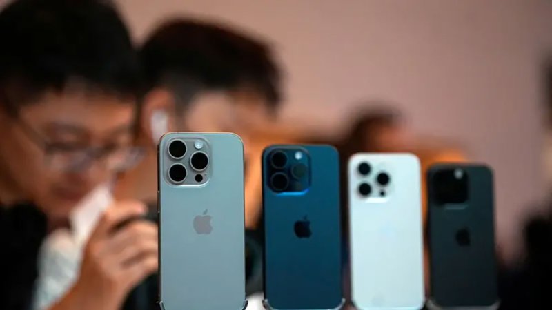 هل تخلت "أبل" فعلا عن التيتانيوم في بعض هواتف آيفون؟