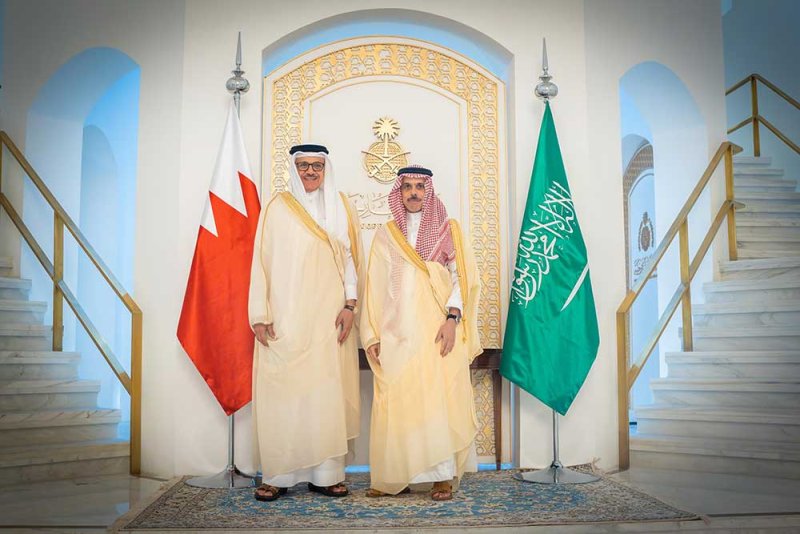 وزير الخارجية يجتمع مع وزير الخارجية في المملكة العربية السعودية