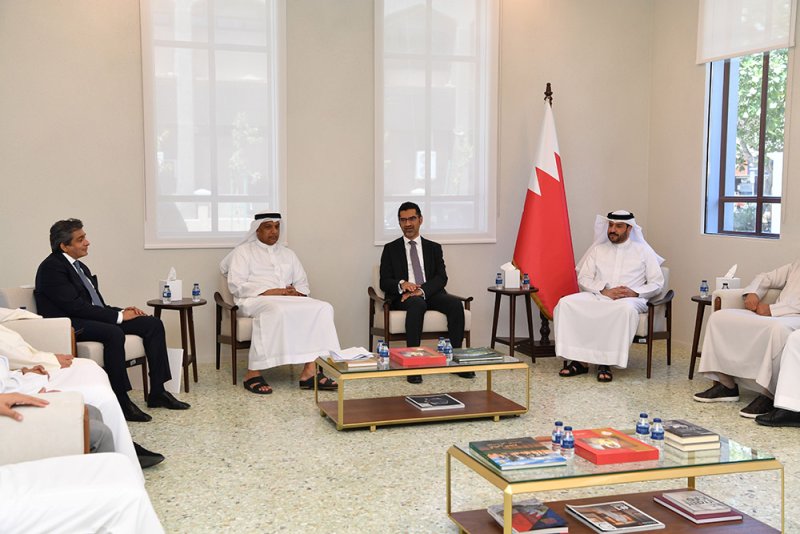وزير شؤون البلديات والزراعة يجتمع مع رئيس وأعضاء جمعية التطوير العقاري البحرينية