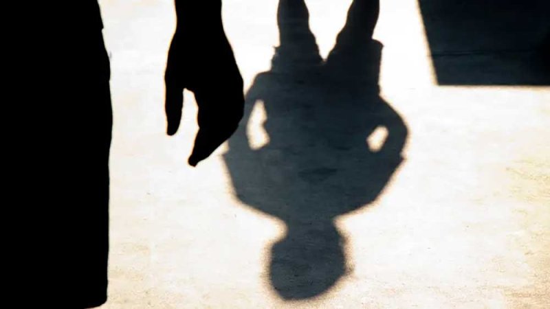 قتلت ابنها.. أم أسترالية تشعل الجدل حول "أكلة لحوم البشر"