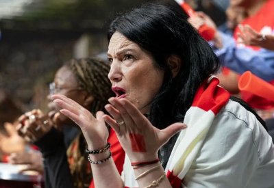 مباريات الكرة وصحة القلب.. متى يصبح الحماس خطراً؟