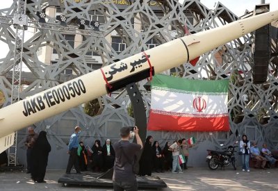 إيران تعلن استهداف 85 موقعاً أميركياً في الخليج