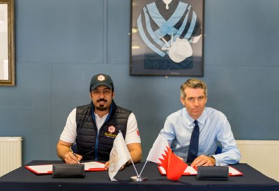 نادي راشد للفروسية وسباق الخيل يواصل التعاون المشترك مع مدرسة السباقات البريطانية لدعم وتطوير الفرسان البحرينيين