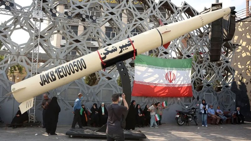 إيران تعلن استهداف 85 موقعاً أميركياً في الخليج