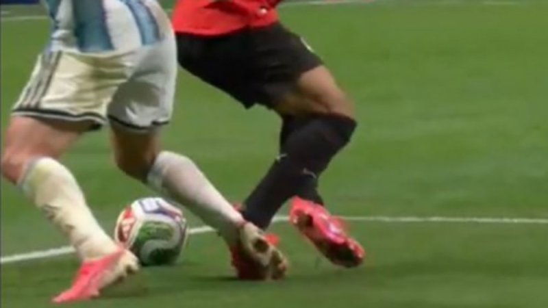 أسطورة إنجلترا: منتخب مصر ظُلم