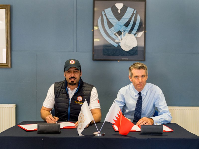 نادي راشد للفروسية وسباق الخيل يواصل التعاون المشترك مع مدرسة السباقات البريطانية لدعم وتطوير الفرسان البحرينيين