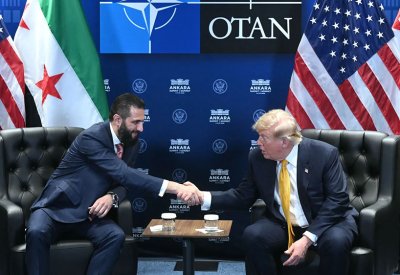 ترامب يبلغ الكونغرس بنيته رفع سوريا من قائمة الإرهاب