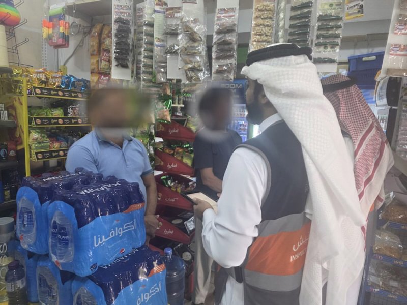 وزارة الصناعة والتجارة تغلق منشأة تجارية تلاعبت بالأسعار وعرضت منتجات منتهية الصلاحية