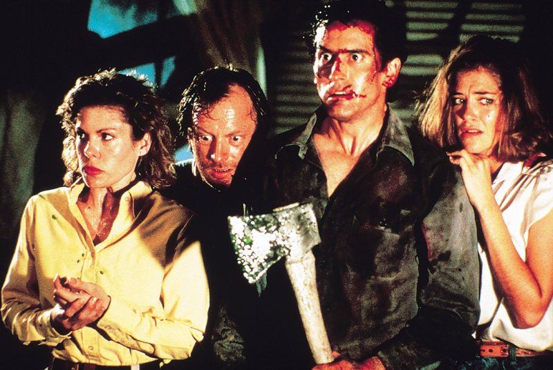 “Evil Dead II".. عندما حوّل سام ريمي إعادة المحاولة إلى واحدة من أعظم أفلام الرعب