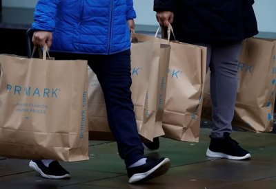 الموجة الحارة تخفض حركة المتسوقين في بريطانيا 3.4% خلال يونيو