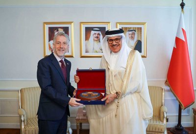 وزير الخارجية يستقبل سفير المملكة المتحدة لدى مملكة البحرين بمناسبة انتهاء فترة عمله