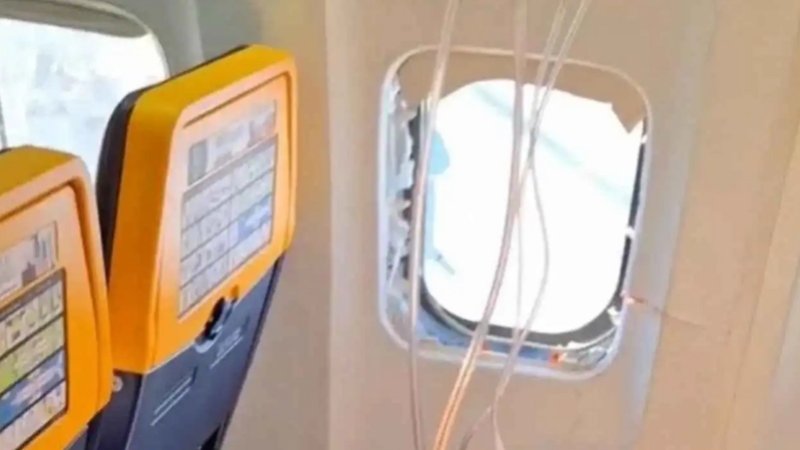 راكب ينجو من تحطم نافذة الطائرة .. وكاد أن يسحب إلى الخارج