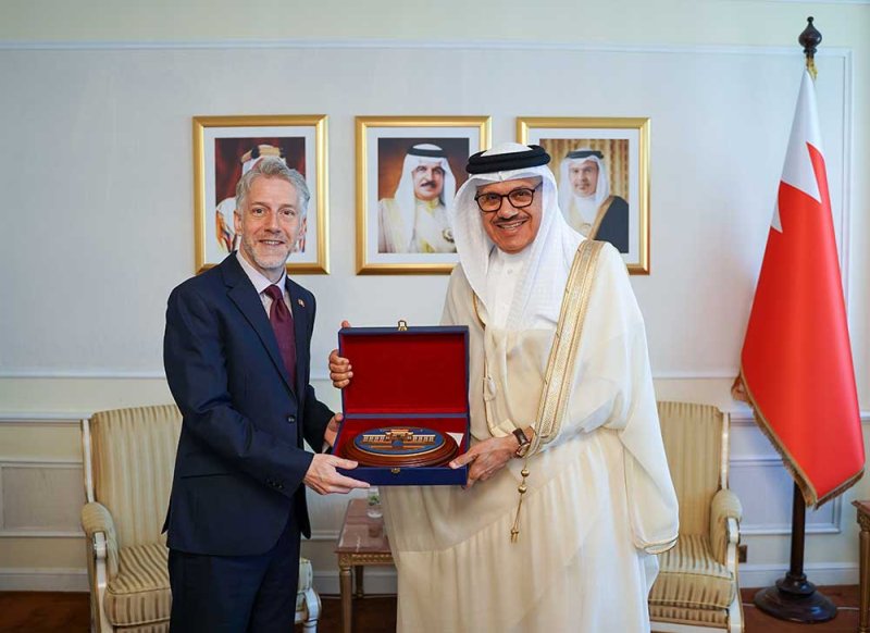 وزير الخارجية يستقبل سفير المملكة المتحدة لدى مملكة البحرين بمناسبة انتهاء فترة عمله