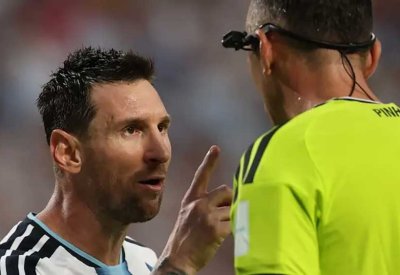 ميسي يهدد الحكم البرتغالي: تحدث معي باحترام