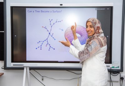 د. مريم الحواج تستعرض رحلة بحثية تربط بين فرعين من الرياضيات الحديثة