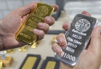 الذهب يهبط أكثر من 1% مع ارتفاع النفط وسط مخاوف إغلاق مضيق هرمز
