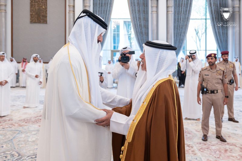 سمو ولي العهد رئيس مجلس الوزراء يقدم واجب العزاء إلى أمير دولة قطر بوفاة صاحب السمو الأمير الوالد الشيخ حمد بن خليفة آل ثاني رحمه الله