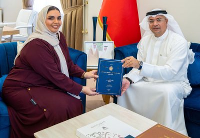 مستشار شؤون الإعلام بديوان ولي العهد يتسلم نسخة من أطروحة الماجستير للباحثة سبيكة الشحي
