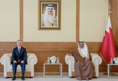 وزير الإعلام يستقبل سفير المملكة المتحدة لدى مملكة البحرين